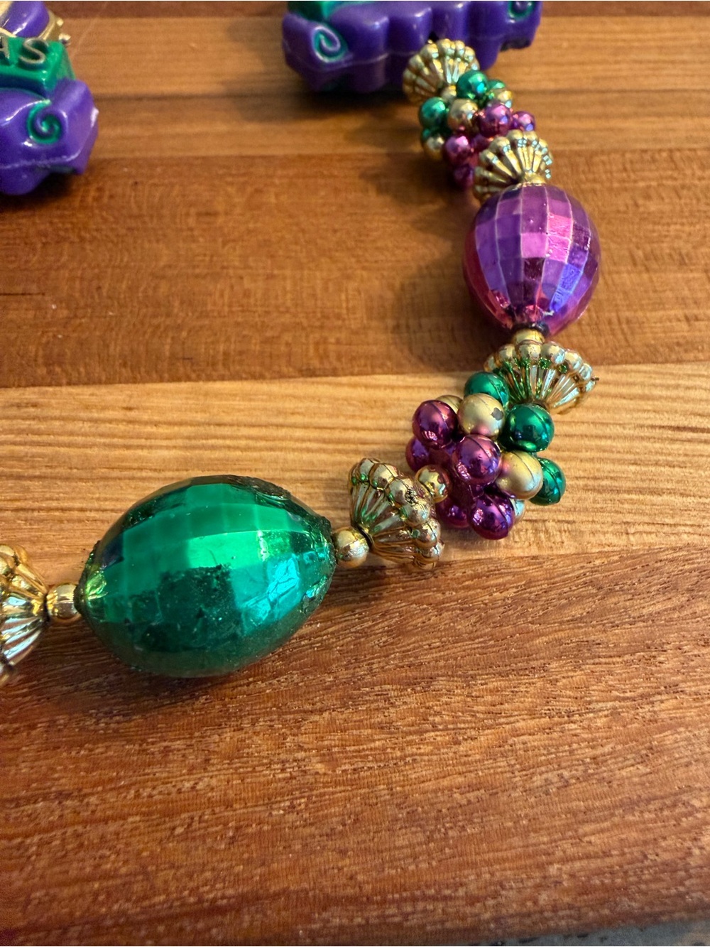 Mardi Gras Necklace Chunky 4 Crowns - Picture 2 of 4